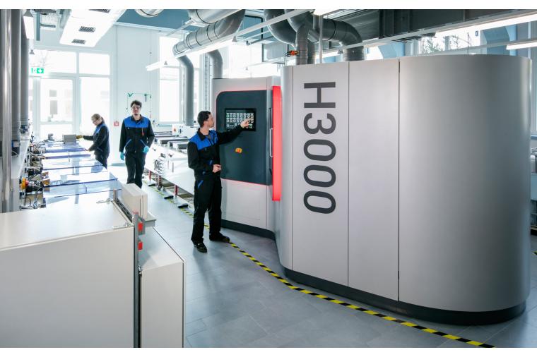 1) The H3000 is ideal for part sizes up to 300 x 300 x 150mm and can handle the part feed from up to three AM-printers