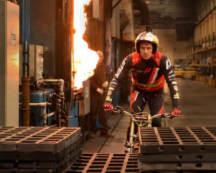 1b) Look of determination as Dougie Lampkin approaches the furnace bed